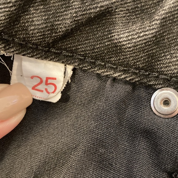 AQUA Connie Floral Embroidered Denim Shorts in Black Size 25 - Picture 7 of 10